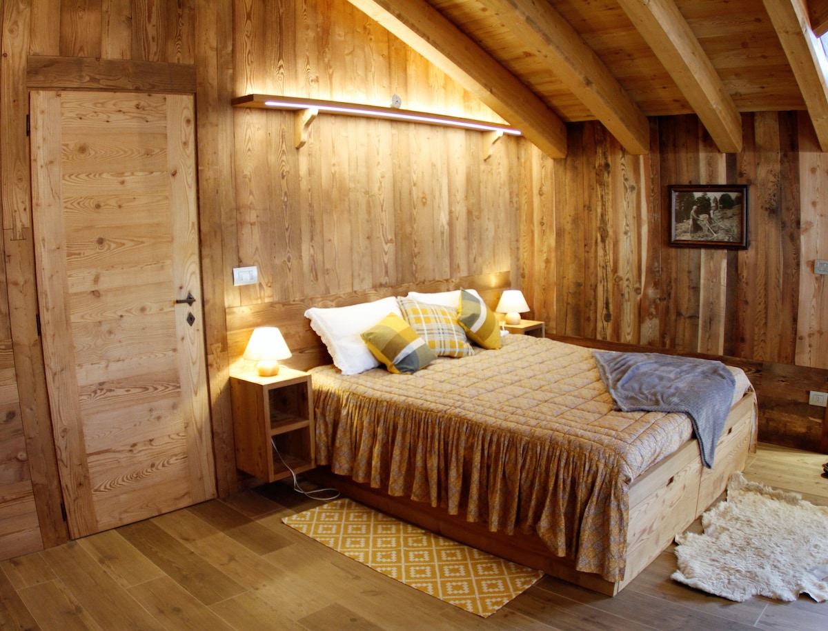 Цан (1° пиано)
Letto matrimoniale
---
Цан (1 - ви етаж)
Двойна спалня