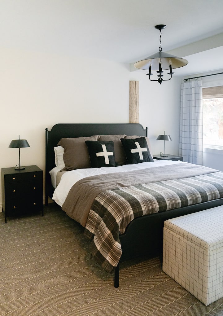 1876 Suite with King Bed & Private Bath