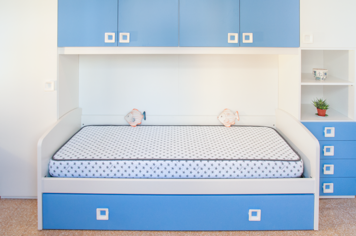 Room n.3 is located on the East side and furnished with 6 doors deck, consisting of a long door on the left, 5 medium doors, small open space and chest of drawers, with single bed and second pull-out bed.