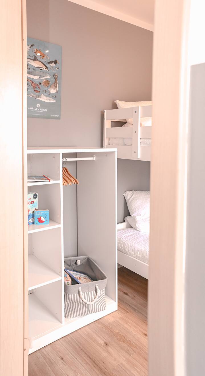 Das kleine, aber feine Kinderschlafzimmer mit Platz für die Kleidung der kleineren Gäste und ein bisschen was zum Spielen und Lesen.