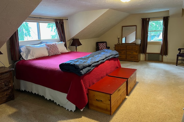 Upstairs Bedroom, king bed