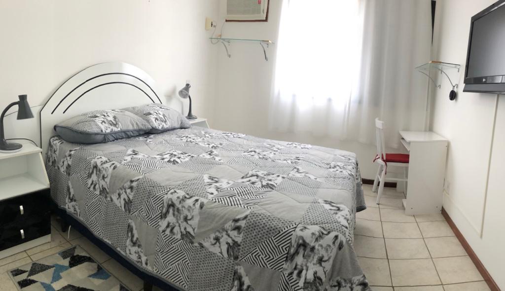 Habitación con cama de caja súper cómoda, aire acondicionado y televisión