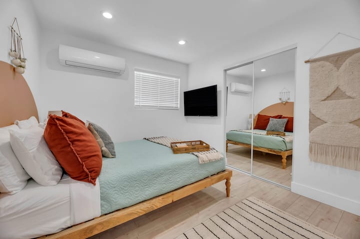 Kitanda cha malkia katika chumba cha kulala cha wageni