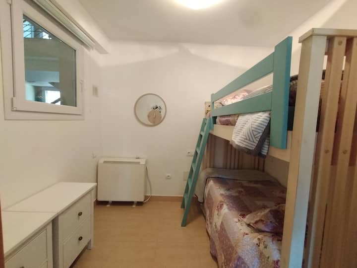 Malá izba, okno s výhľadom na vnútro budovy.