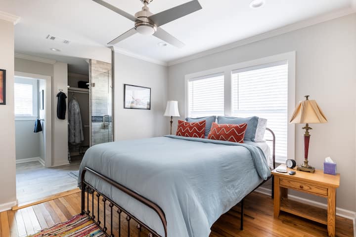 Master chumba cha kulala na kutembea kubwa katika chumbani, dari shabiki na mkono kudhibiti, 40" Smart LED TV
Bafu ya wazi na sehemu ya kuvalia nguo iliyo na bafu la mvua kubwa. Kioo kikubwa katika eneo la kuvalia nguo, pamoja na kioo chenye urefu kamili, kando ya saa na sehemu ya kuweka mizigo.