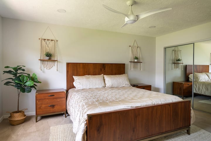 Camera da letto principale, ampio spazio per riporre bagagli e indumenti appesi.