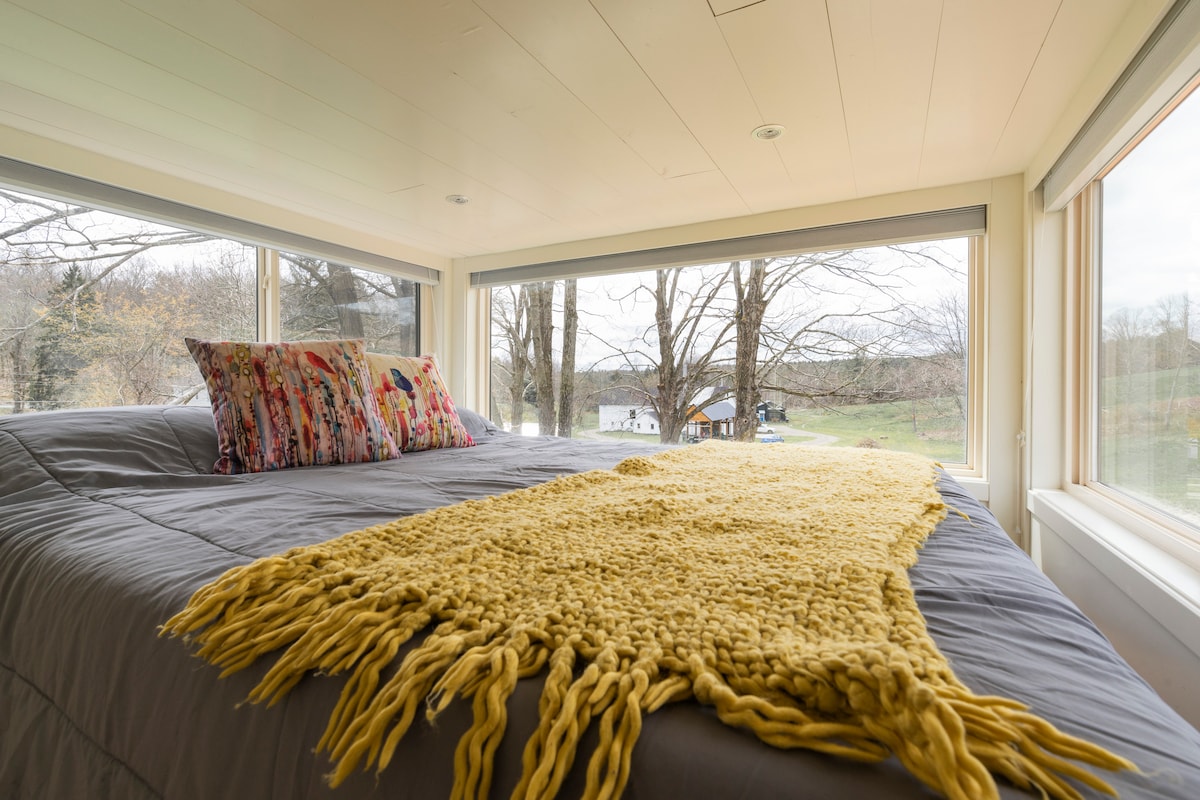 Secondary bedroom with queen bed.