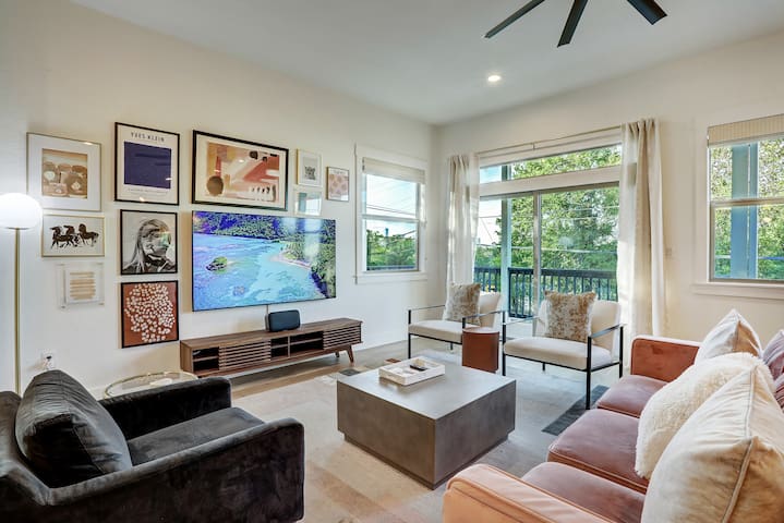 Huge Group Compound | Heart of ATX | Sleeps 41 gallery image 2