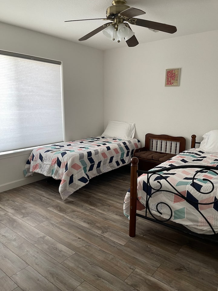 מיטות זוגיות בחדר השינה הקדמי 