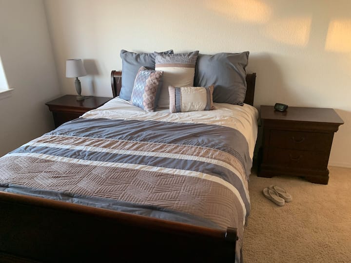 חדר שינה לאורחים 2, מיטת קווין סייז עם 2 כניסות. להתחיל את הסלטות ולהירגע. 