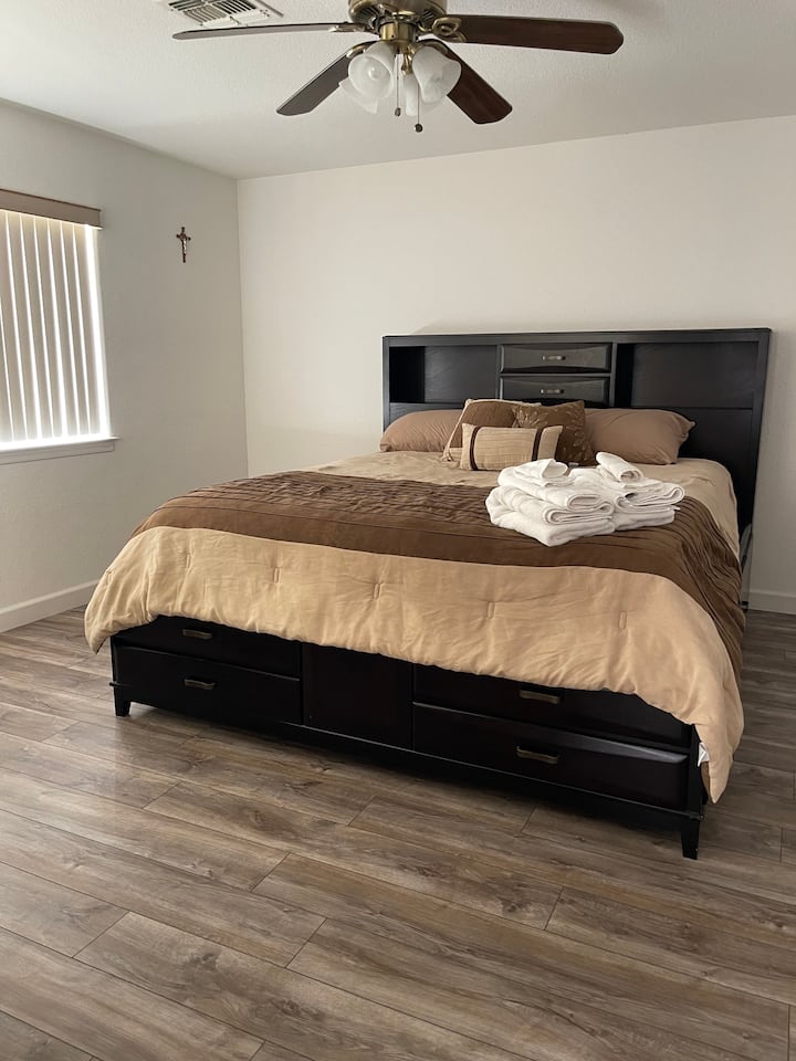 חדר שינה ראשי - מיטת קליפורניה קינג סייז  
חדר ארונות וארון מצעים 