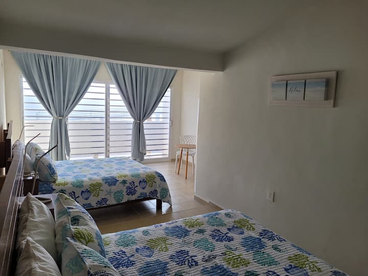 استرخاء مذاب في أسرّة بحجم كبير. تحتوي غرفة النوم المطلة على المحيط هذه على مراوح سقف ومكيف هواء واحد.