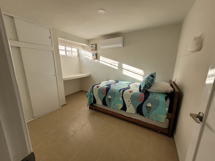 لطيفة جدًا ومريحة مع سريرين فرديين ومصباح للقراءة وتكييف هواء وخزانة ملابس.