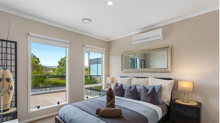 Bedroom 6 (Queen size bed)