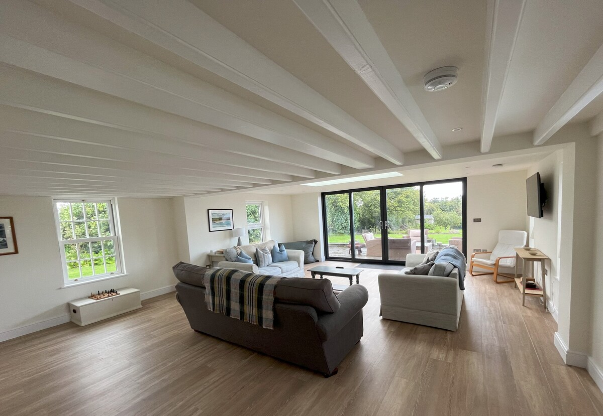 Popular Airbnb listing: Delightful cottage for 8 nr Rock Polzeath & Daymer in St. Minver Highlands