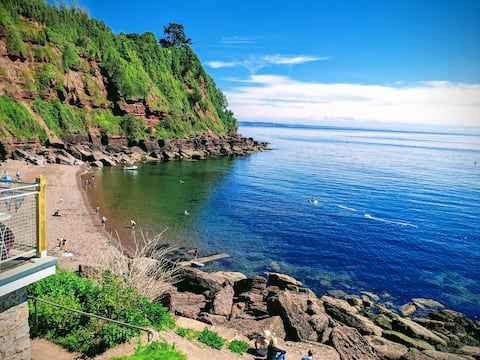 Coastal apartment with sea views, close to beach