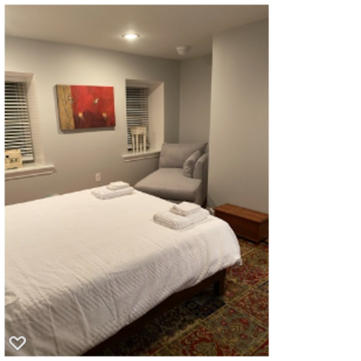 Dormitorio #3 con cama tamaño queen y salón chaise.