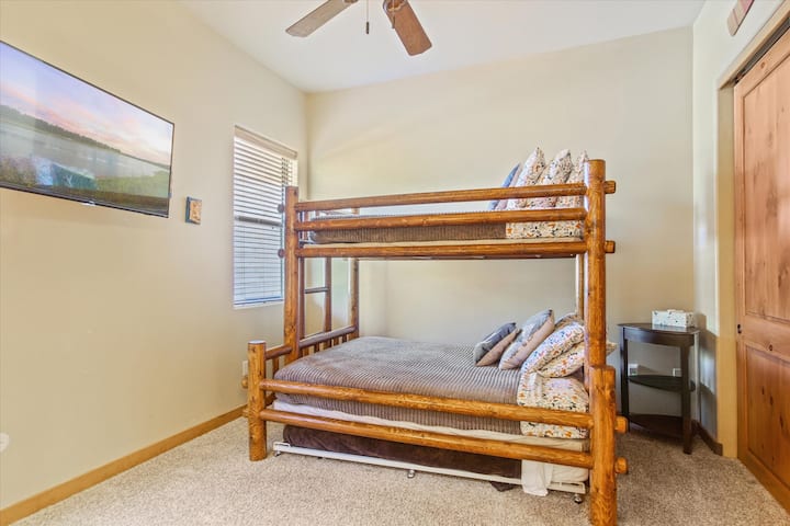 Საბავშვო ორსართულიანი ოთახი