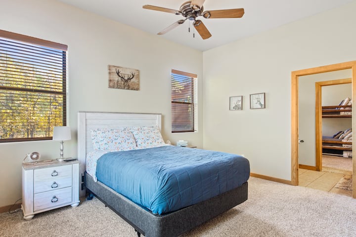 Სასტუმრო ოთახი ჯეკისა და ჯილის სააბაზანოსთან მიმაგრებული საწოლით