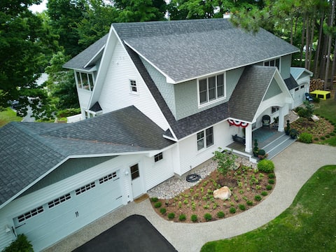 View of Lake Charlevoix/Walk to Downtown/Hot Tub