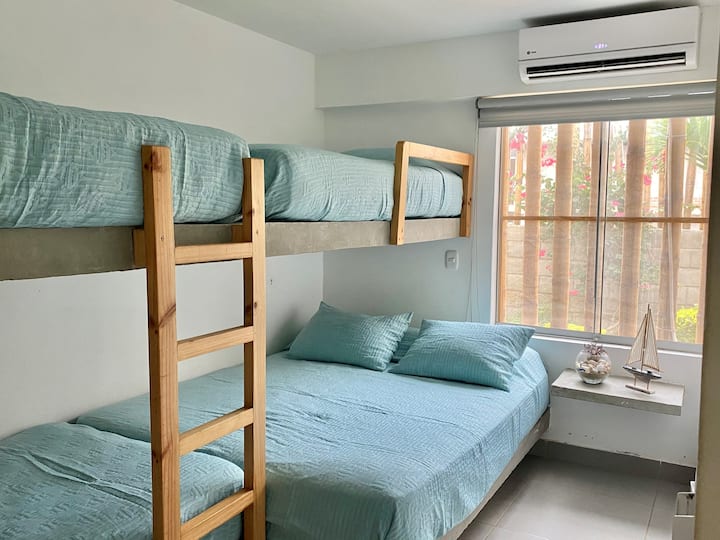 Cuarto 2
Queen + 3 camas plaza y media