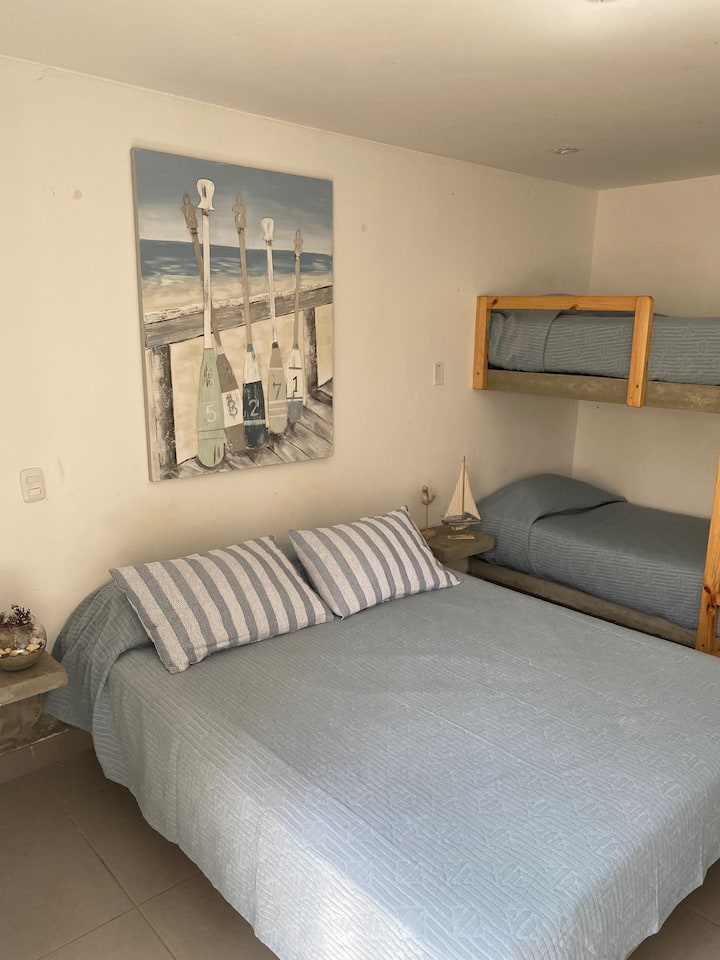 Cuarto principal
Queen + 2 camas plaza y media