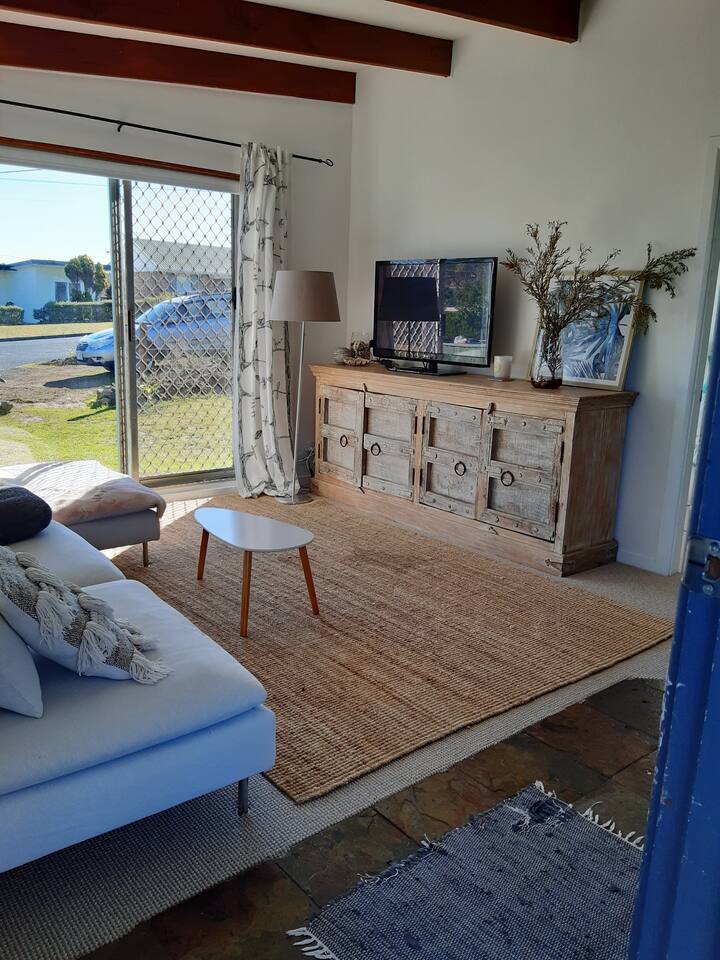 The Little House 3 mins to Mollymook Beach Cottages for Rent in
