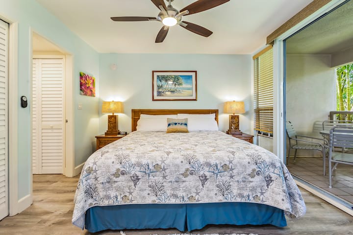 אחרי היום על החוף או סיור באי, השינה מגיעה בקלות במיטת קליפורניה קינג סייז הזו.