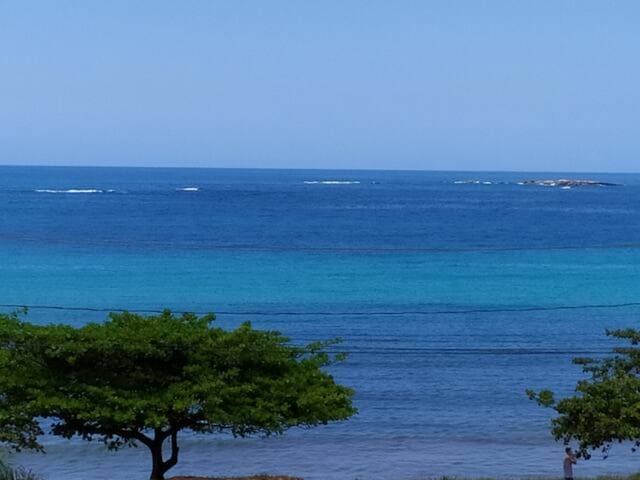 Entire home with 2 bedrooms in Guarapari - Apt frente mar Meaípe, wifi, Ar, Lazer Completo