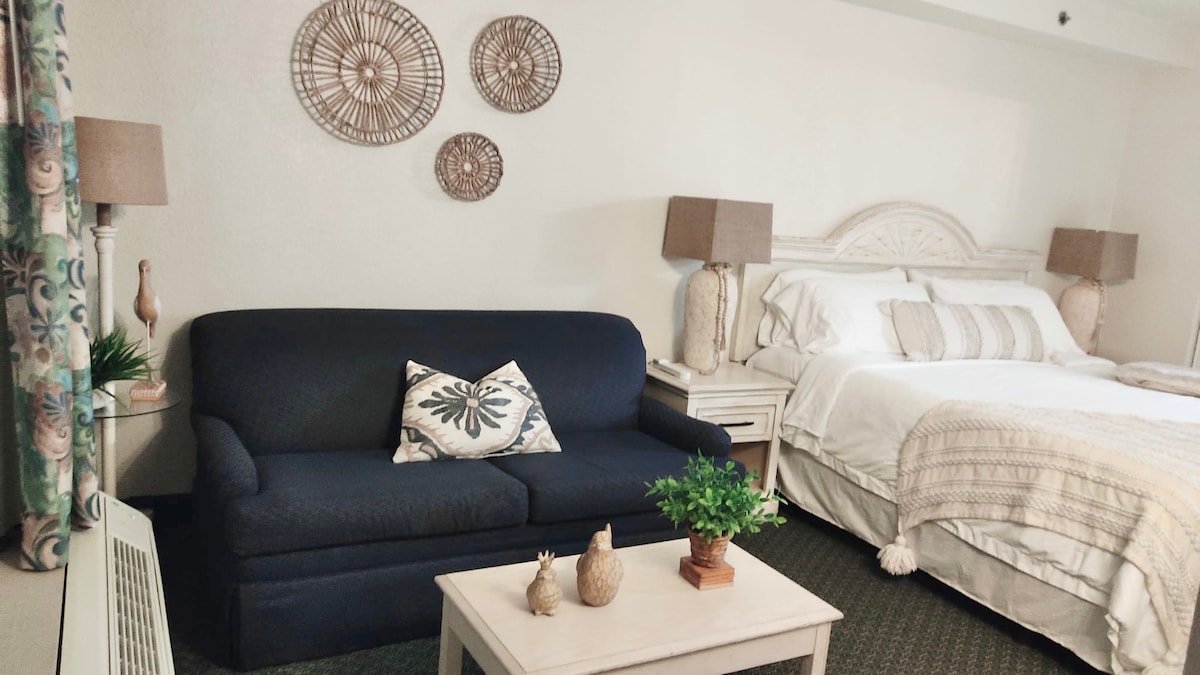 - โซฟาและเตียงคอมโบพร้อมการตกแต่งสไตล์ชายฝั่งและแสงไฟอ่อนๆ
- พื้นที่น่าอยู่สำหรับการพักผ่อน อ่านหนังสือ หรือพักผ่อนยามเย็น
- การจัดวางผสมผสานความสบายและสไตล์ชายหาดอย่างลงตัว     