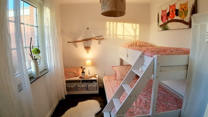 Schlafzimmer mit Etagenbett:
Unten: 1,40 x 2,00 m 
Oben: 0,90 x 2,00 m
