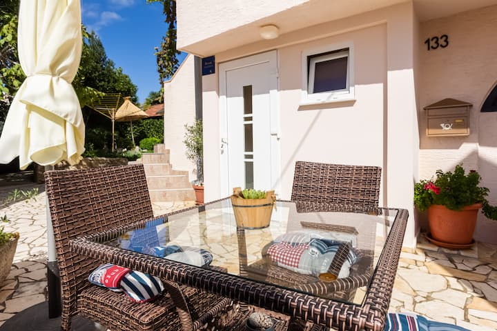 Apartment Sepat Ideal For Relaxing In Quiet Area - Baška