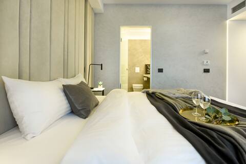 BUSINESS ESCAPE | Hotel Room