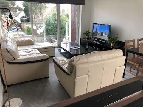 Top Airbnb: Beautiful two bedroom apartment close to beach in Bournemouth