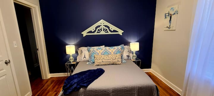 חדר שינה קדמי עם מיטה בגודל מלא.