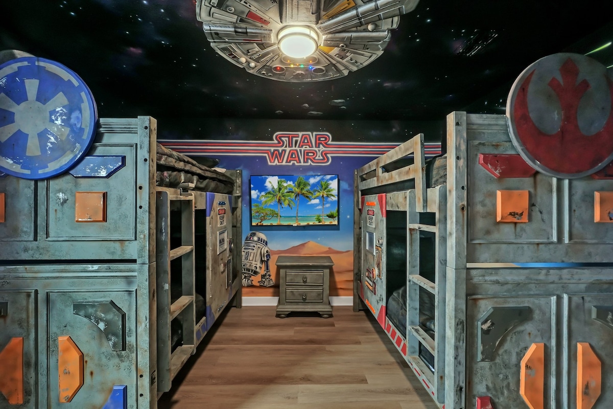 ห้องนอนธีมกาแล็กซี่พร้อมเตียงแฝด 4 หลัง