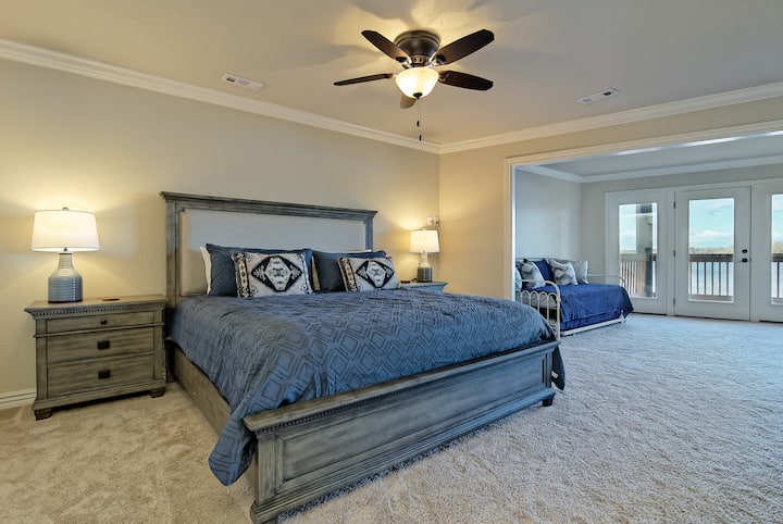 Chumba cha kulala cha kiwango cha juu kilicho na kitanda cha mchana kilicho na trundle ya kuvuta