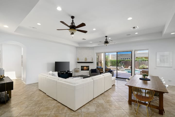 Sebule na sehemu ya kulia chakula 