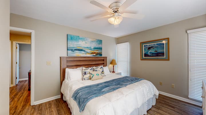 ห้องนอนที่ 2 เตียงคิงไซส์หันหน้าไปทางหน้าบ้าน  ใช้ห้องน้ำในห้องโถงพร้อมห้องนอนที่ 3 