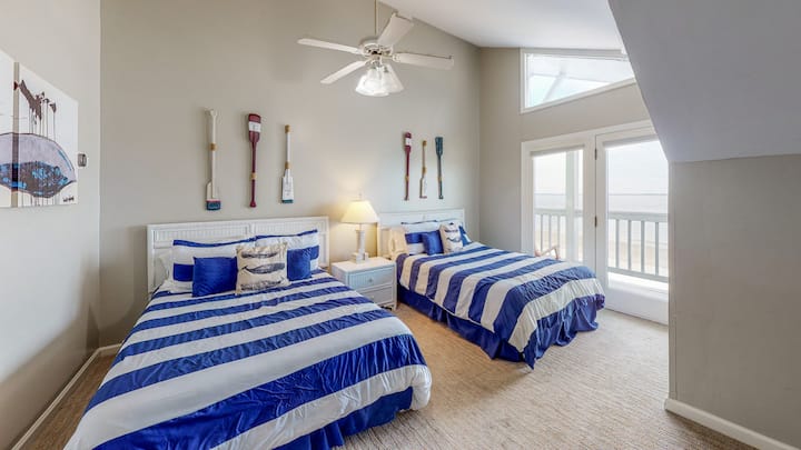 ห้องนอน 4 ชั้นบนเตียงคู่ 2 หลังและที่นั่งเลิฟซีน  มีห้องน้ำในห้องโถงชั้นบนพร้อมห้องนอน 5 