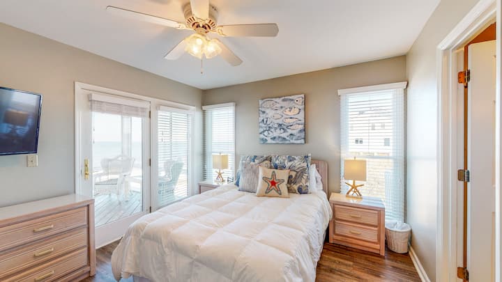 ห้องนอน 3. เตียงควีนไซส์, ติดกับระเบียงคาโรลินาและห้องน้ำห้องโถงวิวมหาสมุทร 