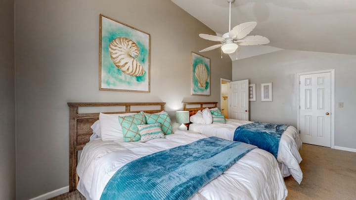 ห้องนอนชั้นบน 5. เตียงควีนไซส์ 2 เตียงพร้อมตู้เสื้อผ้าแบบวอล์คอินพร้อมเตียงคู่   วิวทะเลพร้อมระเบียงส่วนตัว 