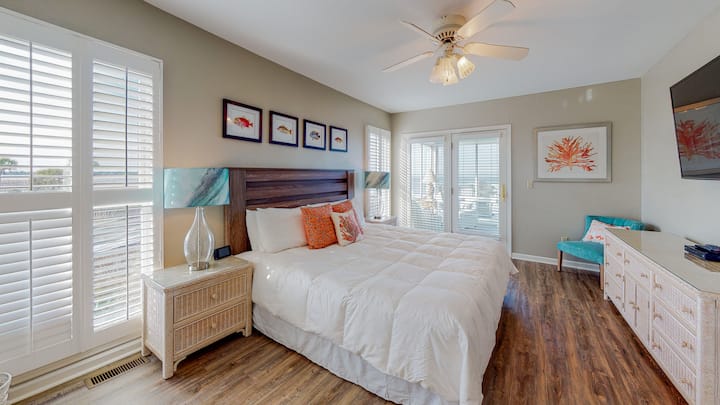 ห้องนอนใหญ่มีทางเข้าระเบียงแคโรลิน่าและวิวทะเล 