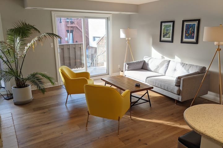 Light & Modern Shadyside Townhouse - Pittsburgh, PA