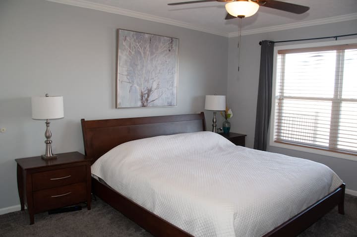 Apartmán Serenity je vzdialený 14’ x 14’, má manželskú posteľ King, 36-palcovú TV, stropný ventilátor a vlastnú kúpeľňu. Nachádza sa na poschodí a otvára sa priamo do spoločných priestorov. Okná majú výhľad na pohorie na východ, juh a na západ.