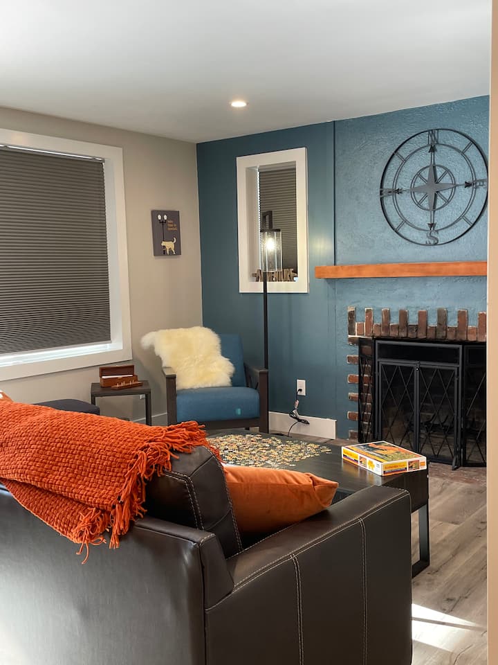 Dogfriendly, 1bedroom apartment w/ fireplace (A) Apartments for