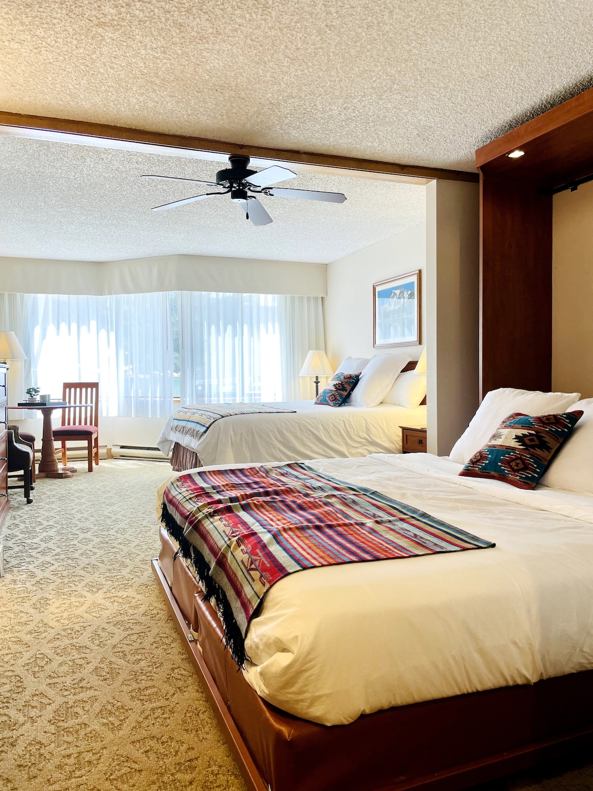 เตียงคิงไซส์หลังที่ 2 เป็นเตียงเมอร์ฟี่พร้อมฟูกคุณภาพสูงและผ้าปูที่นอนหรูหรา  ไม่มีการประนีประนอมกับการนอนหลับบนภาพวาดนี้!