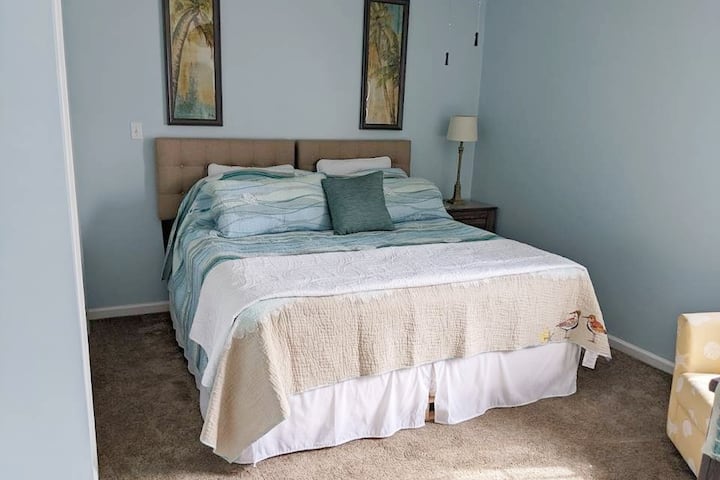 Cama tamaño king en la planta superior con televisión