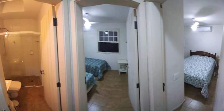 Možnosť kombinácie spální 3 (menšia manželská posteľ) a 4 (2 jednolôžka alebo 1 menšia manželská posteľ), ktoré sa transformujú na rodinný apartmán.