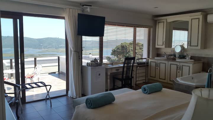 Ხედი თაფლობის თვის აპარტამენტიდან, რომელიც მდებარეობს ზემოთ